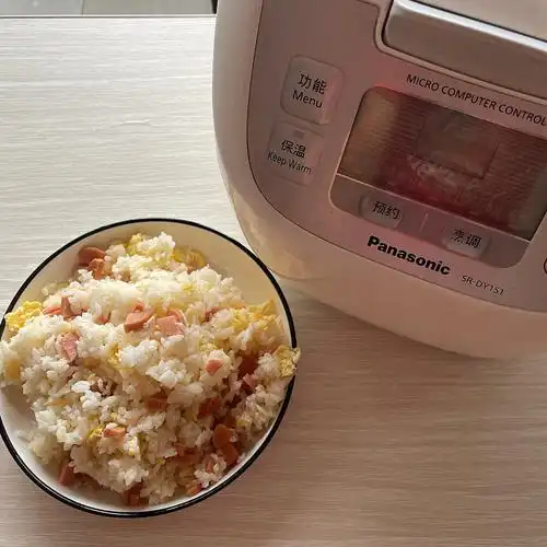 锅里放油,先炒鸡蛋,倒入米饭,翻炒松散,放火腿丁,最后加盐调味,准备出