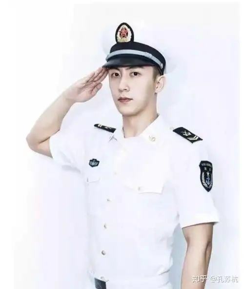 黄景瑜吧.端正硬朗的面部线条,剑眉星目.不笑的时候真的一脸正气.