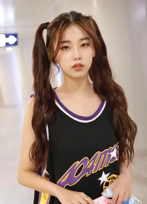 左卓终于穿"篮球背心"了,但站直拍照后,腿却像被开了特效