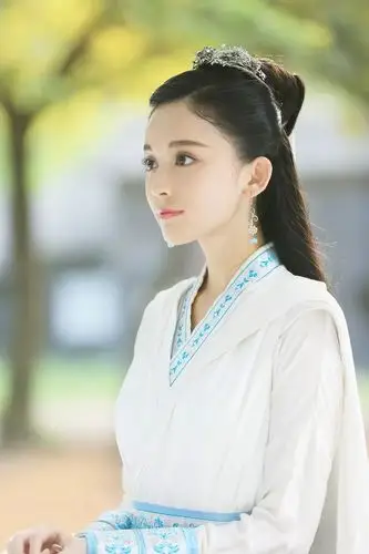 古力娜扎晒出度假美照,黑色泳装出境姿态迷人,笑靥如花让人心动