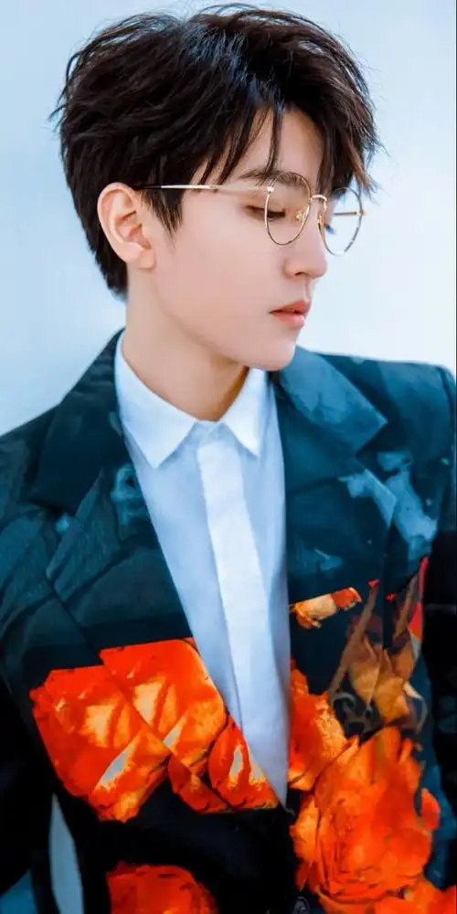 *王俊凯 金丝眼镜的加持,禁欲系少年绝了#ip风向标##王俊凯