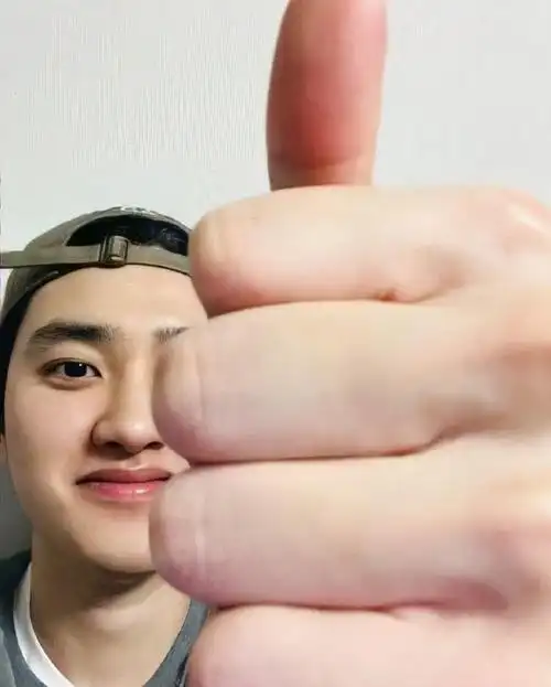 1月12日是都暻秀的生日,由于那个时候他还是服役期,所以传统的生日手