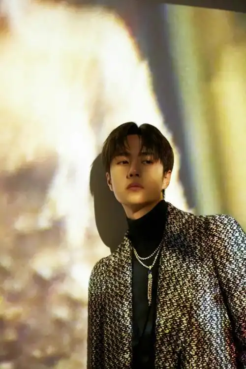 王一博超话身穿chanel 2021秋冬系列出席 "感知香奈儿"香水展.