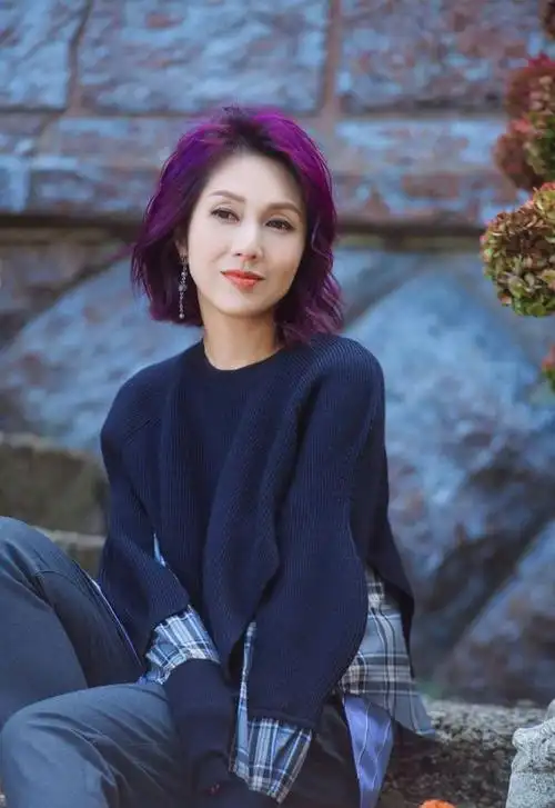 杨千嬅留了紫色短发,牛仔连衣裤搭配墨绿色外套,时尚又减龄