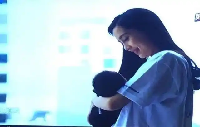 angelababy被拍到抱着儿子"小海绵"乘坐高铁返上海