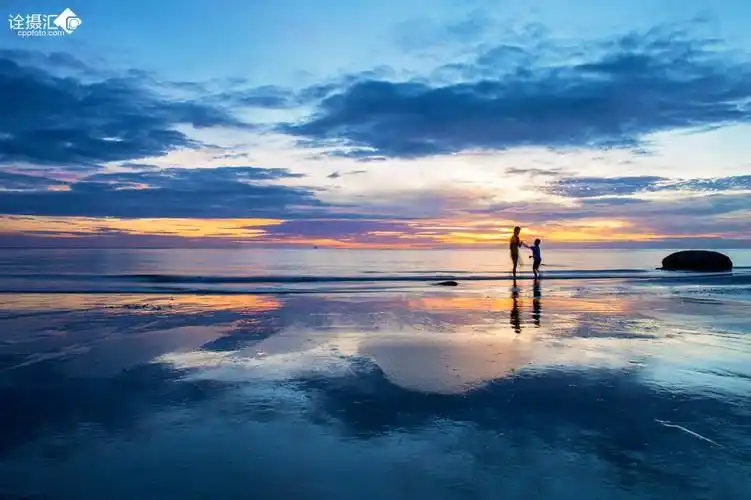 清晨的沙滩上,一对母子在嬉戏