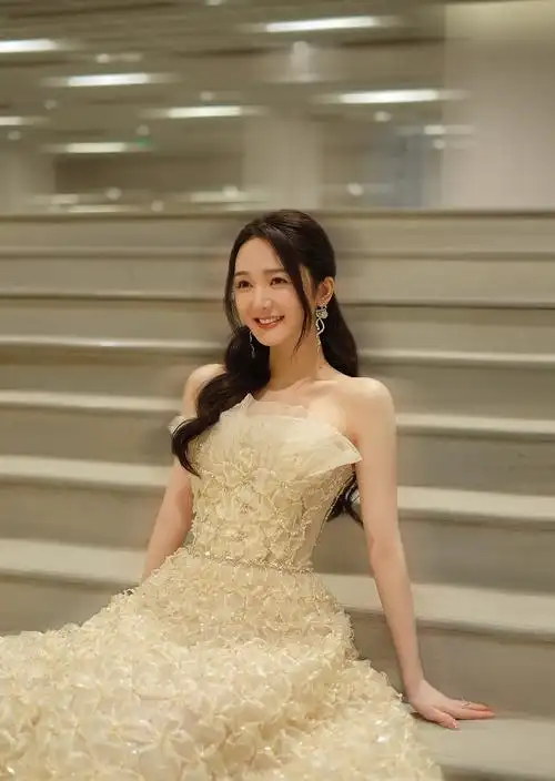 狗仔曝汪苏泷恋情!与素人女子约会疑在一起,女方身材高挑气质出众