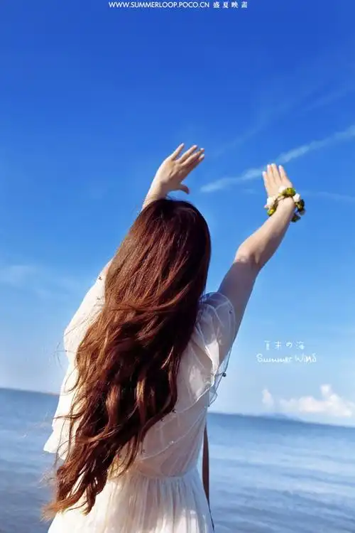 > 海滩女生阳光唯美小清新图片_2018女生最火的头像海边,背影,意境