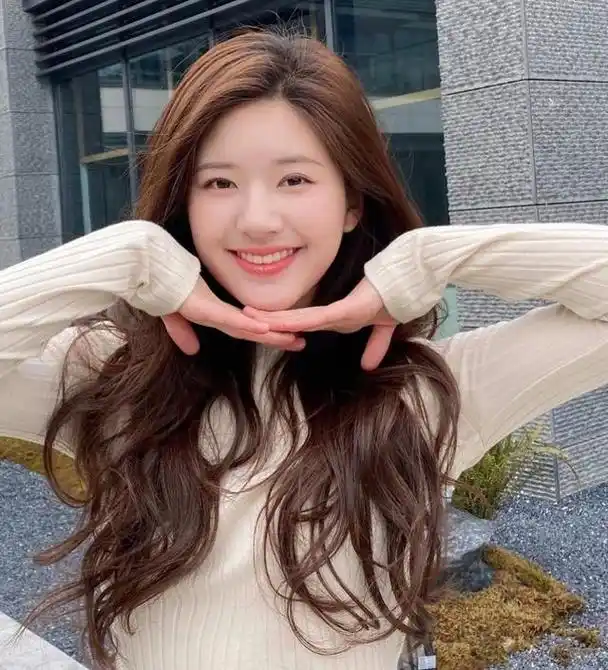 网友感叹:比奶茶妹妹还清纯 除了绿色球衣的照片,赵露思还拍了许多