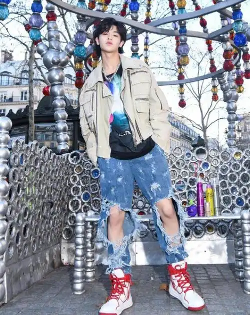 范丞丞裤子破成"丝",秋裤都露出来了,却不尴尬还很好看!