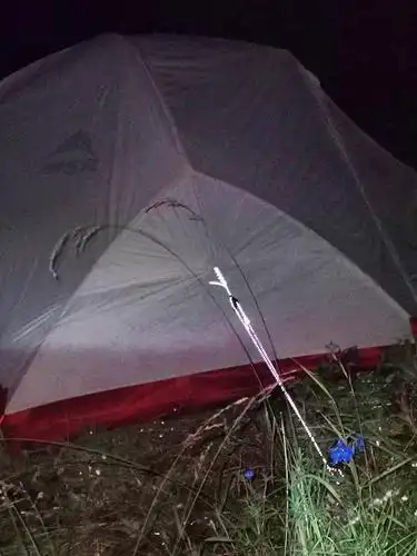 找一个相对平的地方支起帐篷,还有的用2小时平地才支起