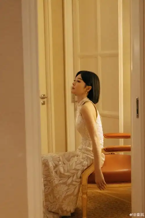 #秦岚晒白色礼服开工照#