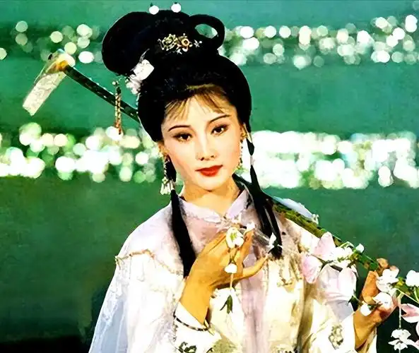 回顾何赛飞长相美无人敢追父亲为她终身不娶她的魅力多大