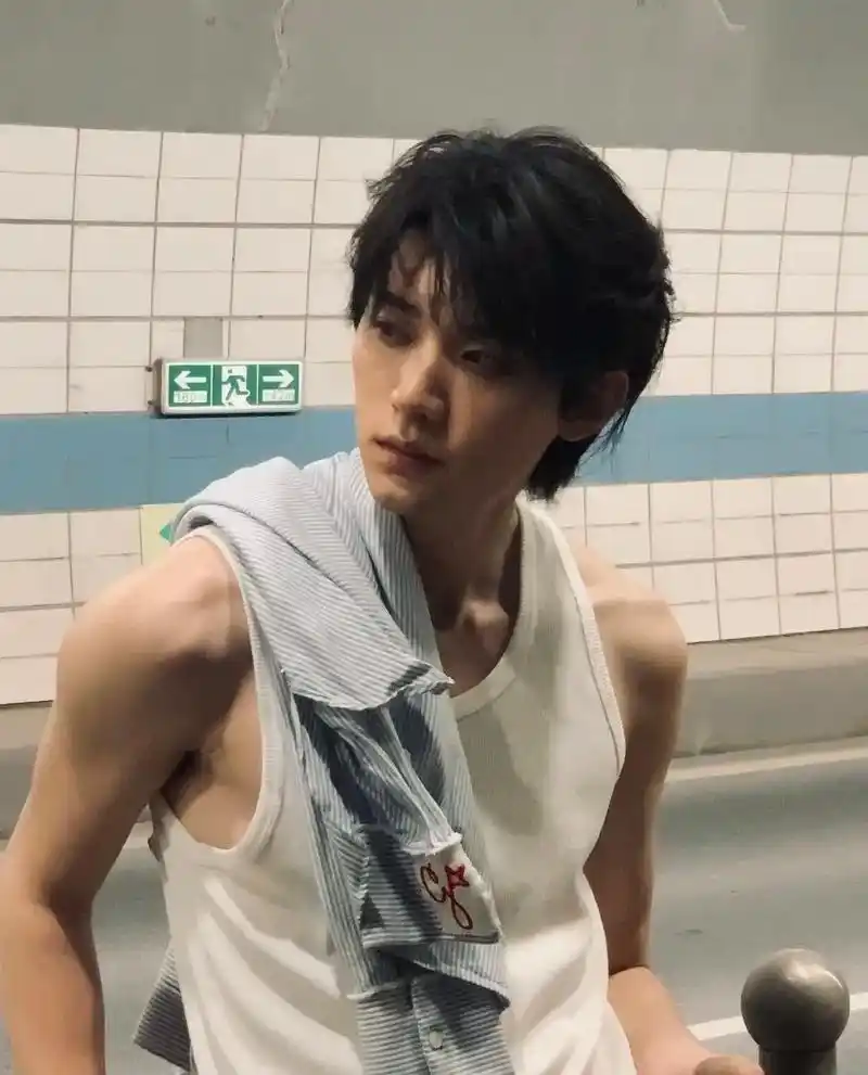 周翊然和何洛洛都是有肌肉的!夏天就是要秀94#周翊 - 抖音