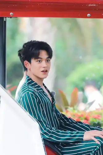 黄旭熙奔跑吧三亚路透