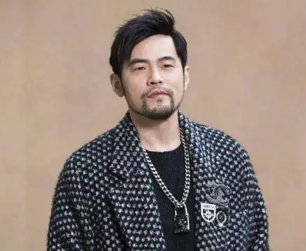 周杰伦的胡子真帅气,刮了变年轻但依旧可惜,易烊千玺学到了!