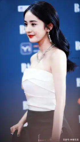 亭亭玉立,性感飘逸,杨幂最新美照与封面照