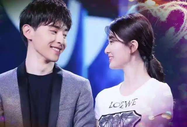 邓伦和热巴合影,邓伦和李沁合影,都比不过邓伦和她的合影