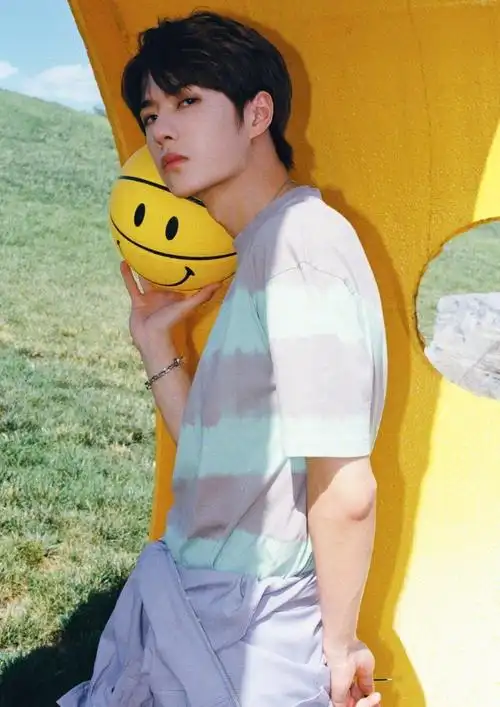 王一博杂志花絮曝光:篮球少年,在草地上肆意玩耍