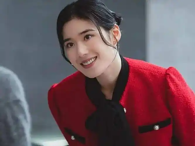 从去年《安娜》中的真假名媛,到《黑暗荣耀》的富家女妍珍,韩剧中的有