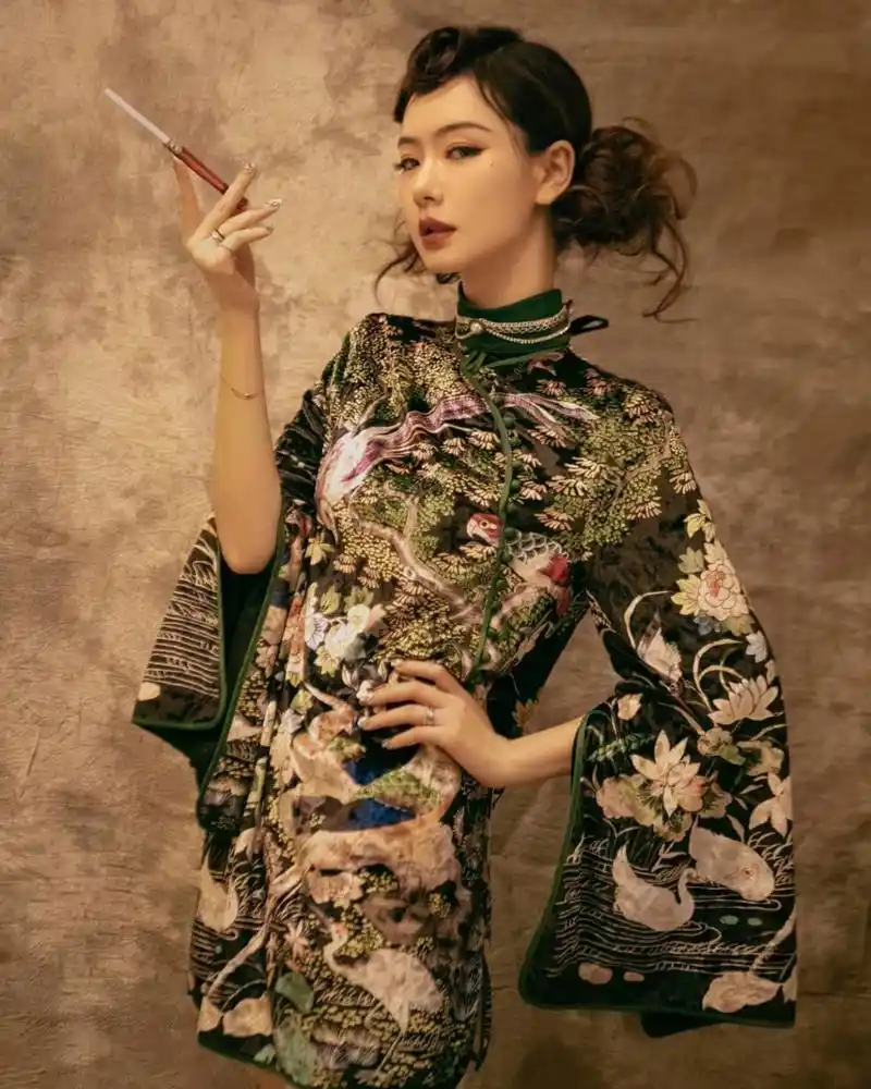 戚薇# 一袭复古旗袍,尽显婀娜多姿的尤物身材,前凸后翘,纤瘦苗条的