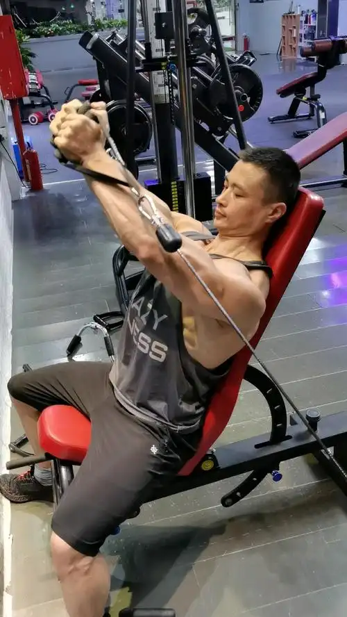 健身#龙门架夹胸,胸肌训练收尾动作