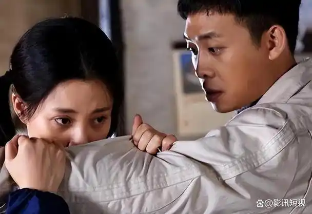 张译,一个在银幕上展现严谨冷峻形象的演员,却有着私下十分有趣,情感