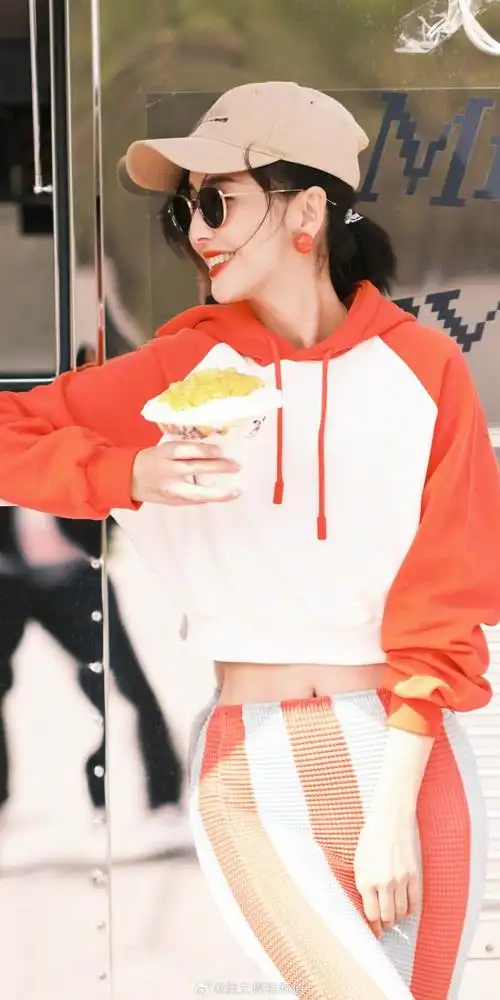 佟丽娅初夏运动风穿搭写真