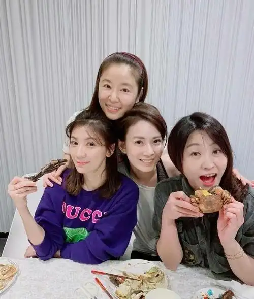 42岁林心如同框44岁贾静雯,网友:紫薇最终输给了赵敏!