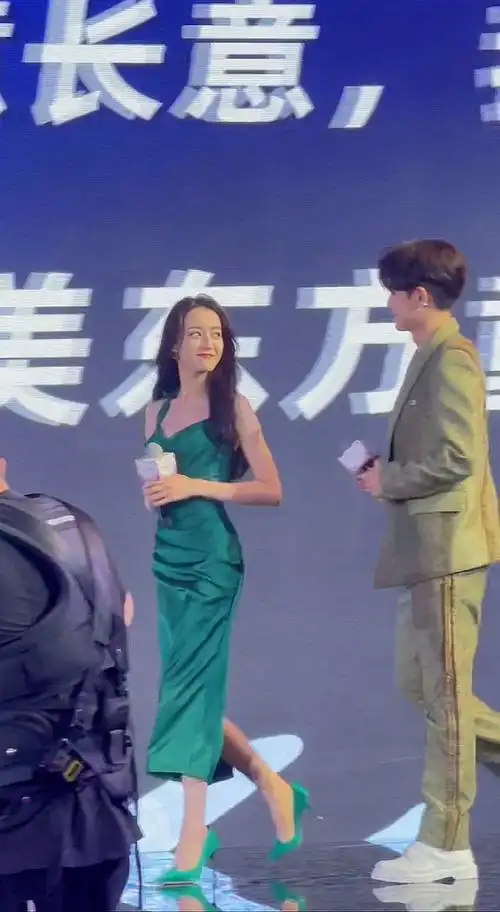 迪丽热巴,任嘉伦出席活动,现场上演摸头杀