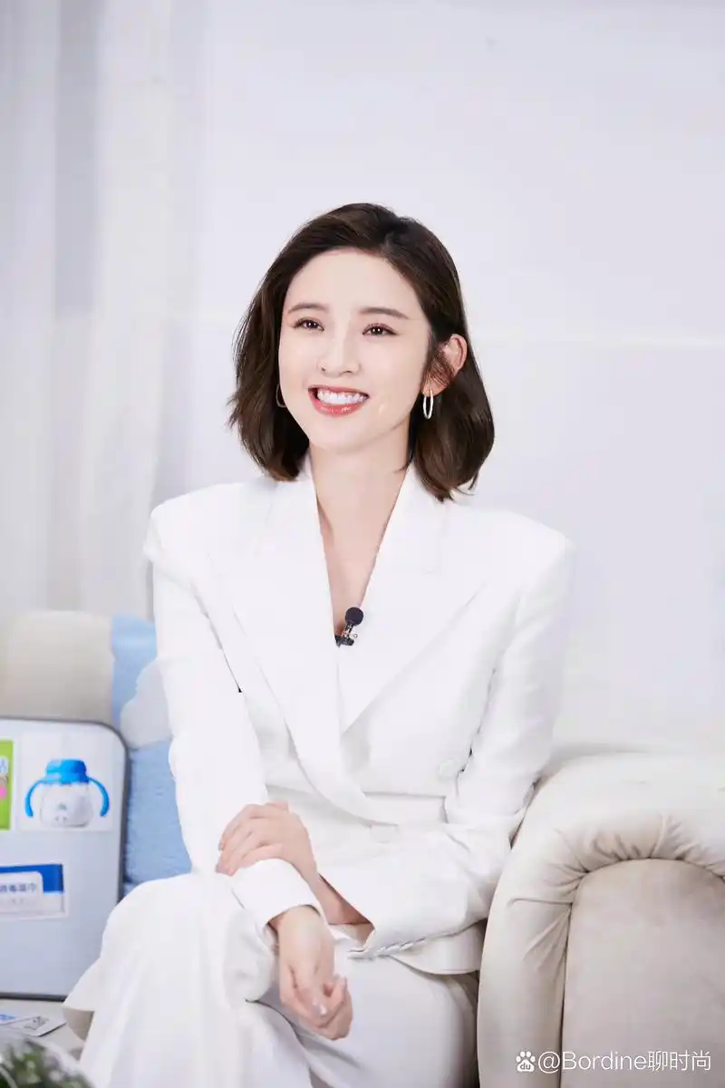 唐艺昕的白色西服套装干净干练.