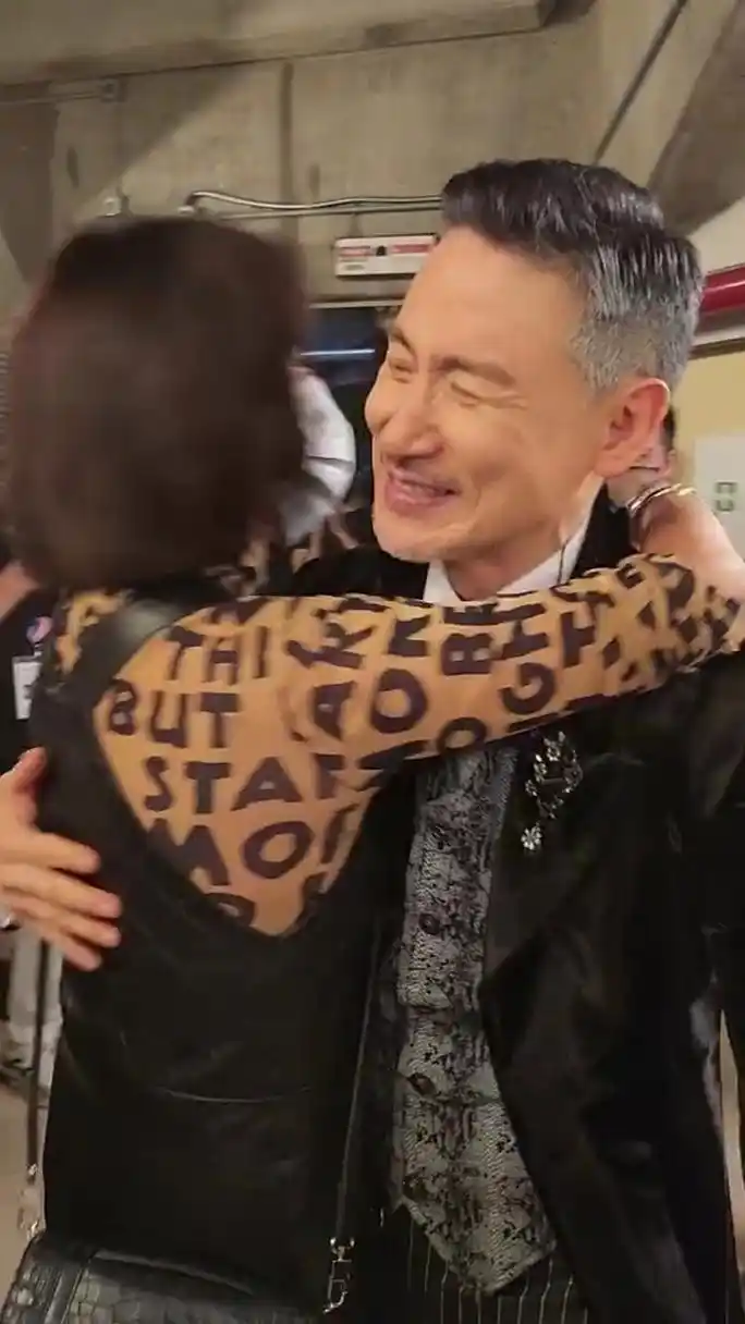 近日刘嘉玲参加了张学友60 演唱会,两人热情的拥抱