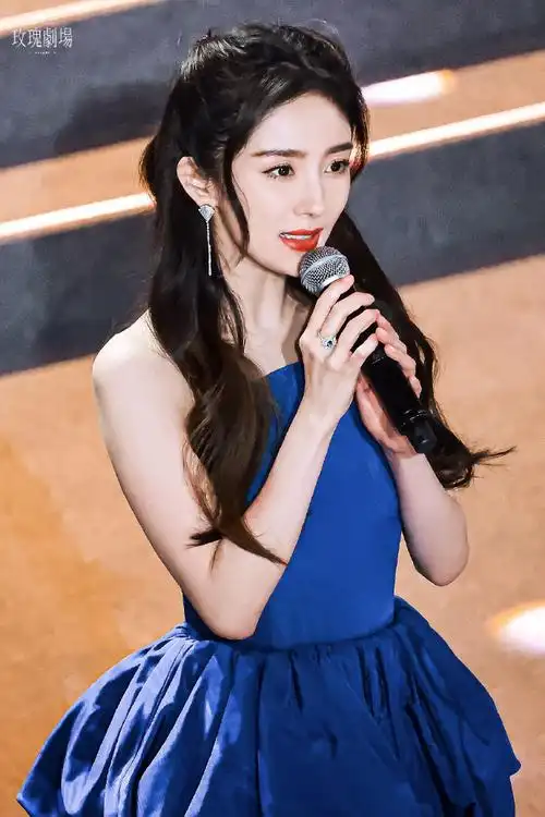 杨幂公主头蓝色抹胸长裙造型