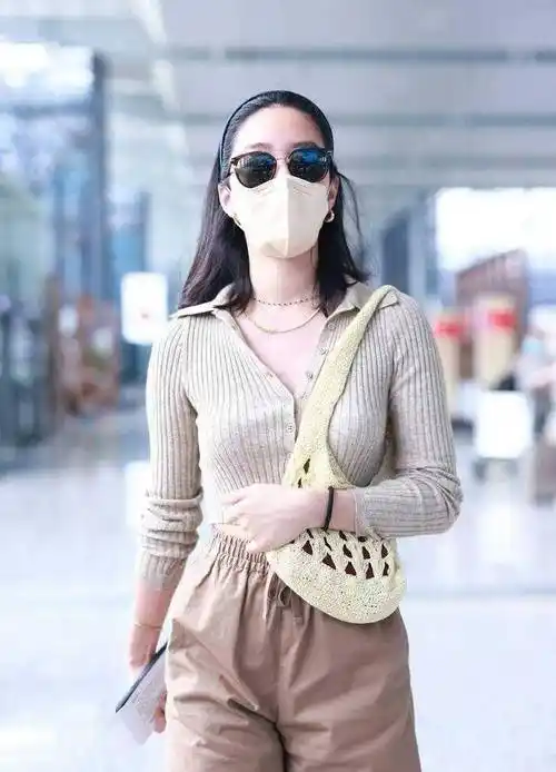 原创杨采钰机场穿搭真大胆露脐针织衫故意解开纽扣上v下a太显瘦