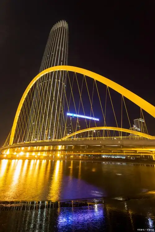 天津晚上去哪玩比较好: 1.天津之眼摩天轮   位于红桥区的天津之眼摩