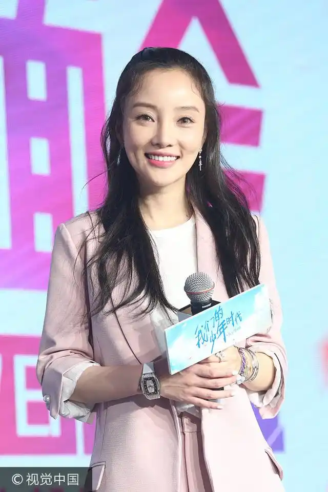 李小璐大笑.t 图片来源:弩炮/视觉中国