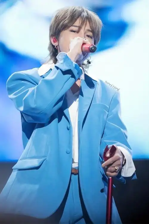 权志龙蓝色西装帅气写真