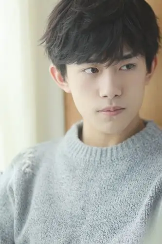 易烊千玺顶书卖萌温柔撸猫 侧颜帅气少年感十足