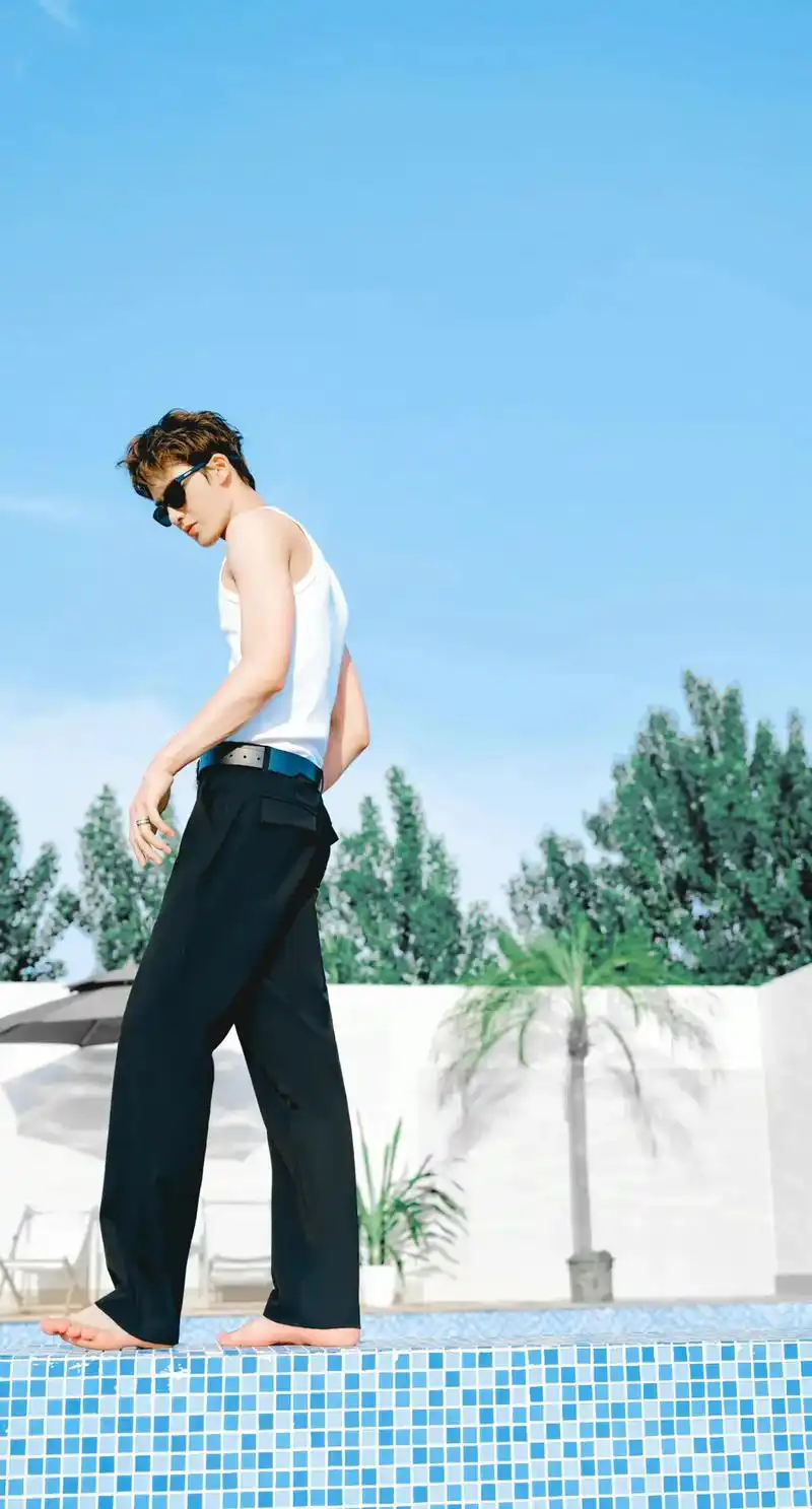 朱正廷 谁还不爱看光膀子的帅哥呢 薄肌爱死了 夏天可真好啊 - 抖音