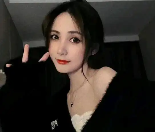 女方发的照片,其中有一个男生的头,但是没露脸,看上去非常像是一诺染