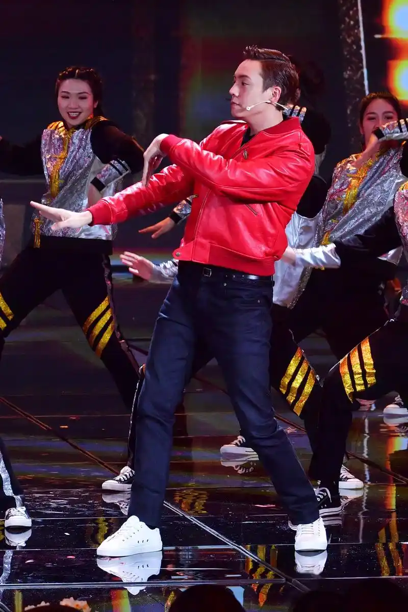 陈伟霆登央视春晚表演《过年迪斯科》,是酷炫的饱饱本人了!