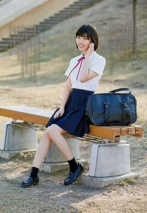 原创国外票选穿校服最可爱女星top10