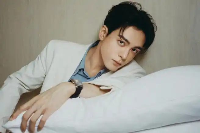 曾舜晞简约白色西装造型##又在看曾舜晞的手了