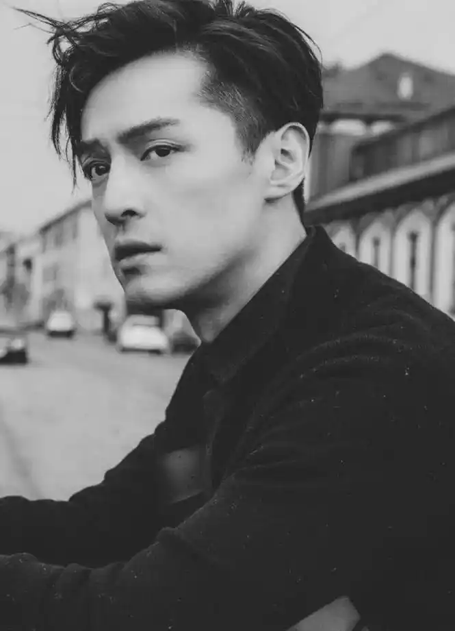 男星留起胡子后气质大变胡歌变成忧郁型男易烊千玺成硬汉