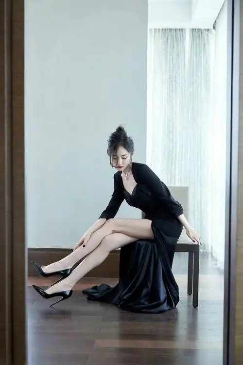 内娱丝袜腿第一人杨幂写真大赏,真没想到她的背竟然也这么美