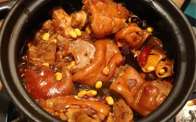 猪蹄炖黄豆汤的功效