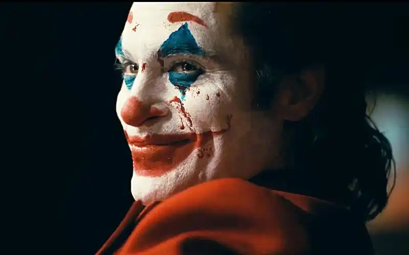 给大家带来快乐的小丑,最后却变成了恶魔,5分钟看完dc神作《小丑》