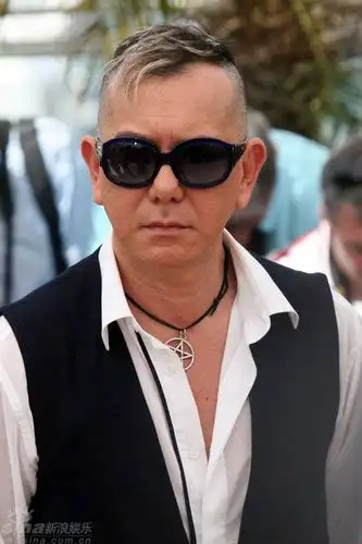 黄秋生的墨镜造型则带了一些霸气