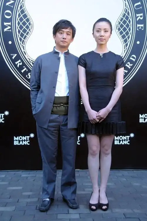黄磊老婆穿黑裙也不老气,看着挺端庄,真是被宠成了"小女孩"