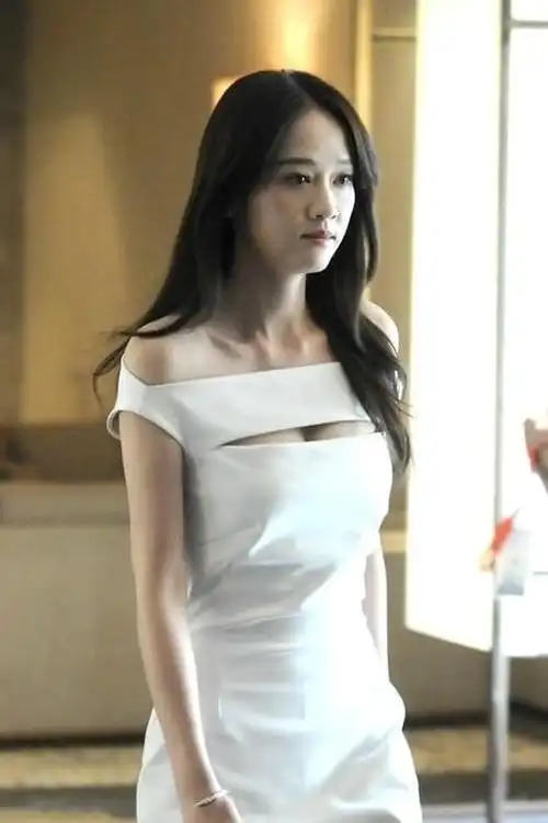 陈乔恩露肩裙胸前一条缝事业线若隐若现让人视线不忍移开